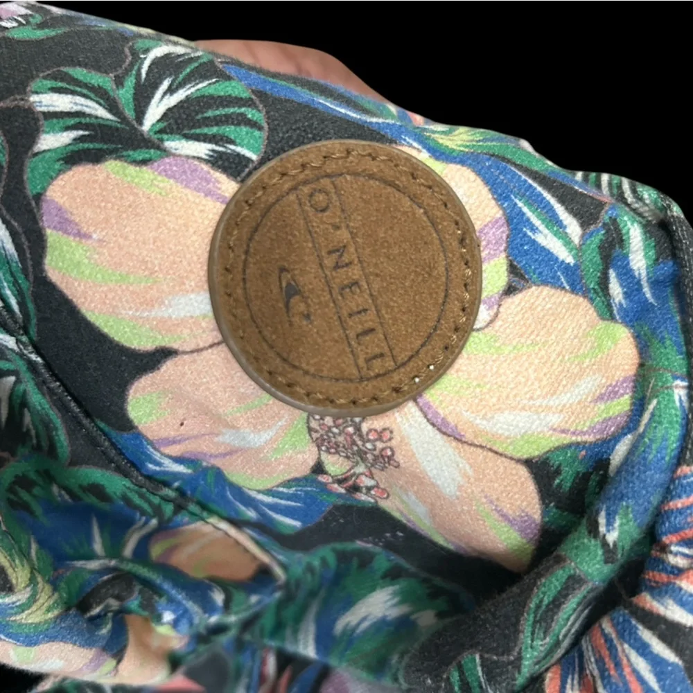 ✨ O'Neill floral backpack with adjustable straps✨ - Picture 3 of 5